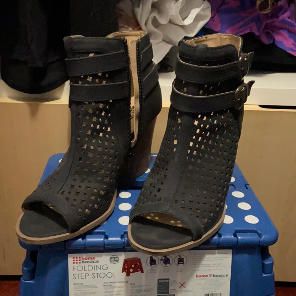 Size 9 Brash open toe wedge